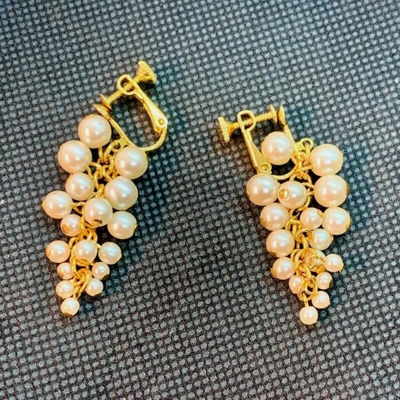 Vintage Faux Pearl/Gold Tone Grape Cluster Dangle Clip-on Screw Back Earrings - Picture 1 of 6